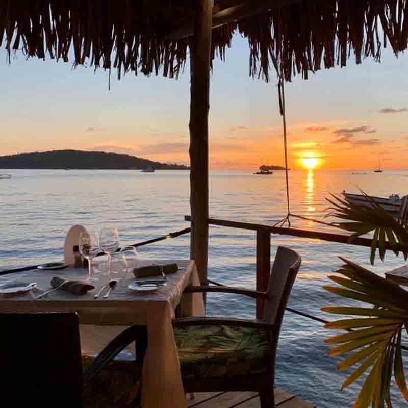 bora-bora-saint-james-restaurant-diner-au-coucher-du-soleil-Copie